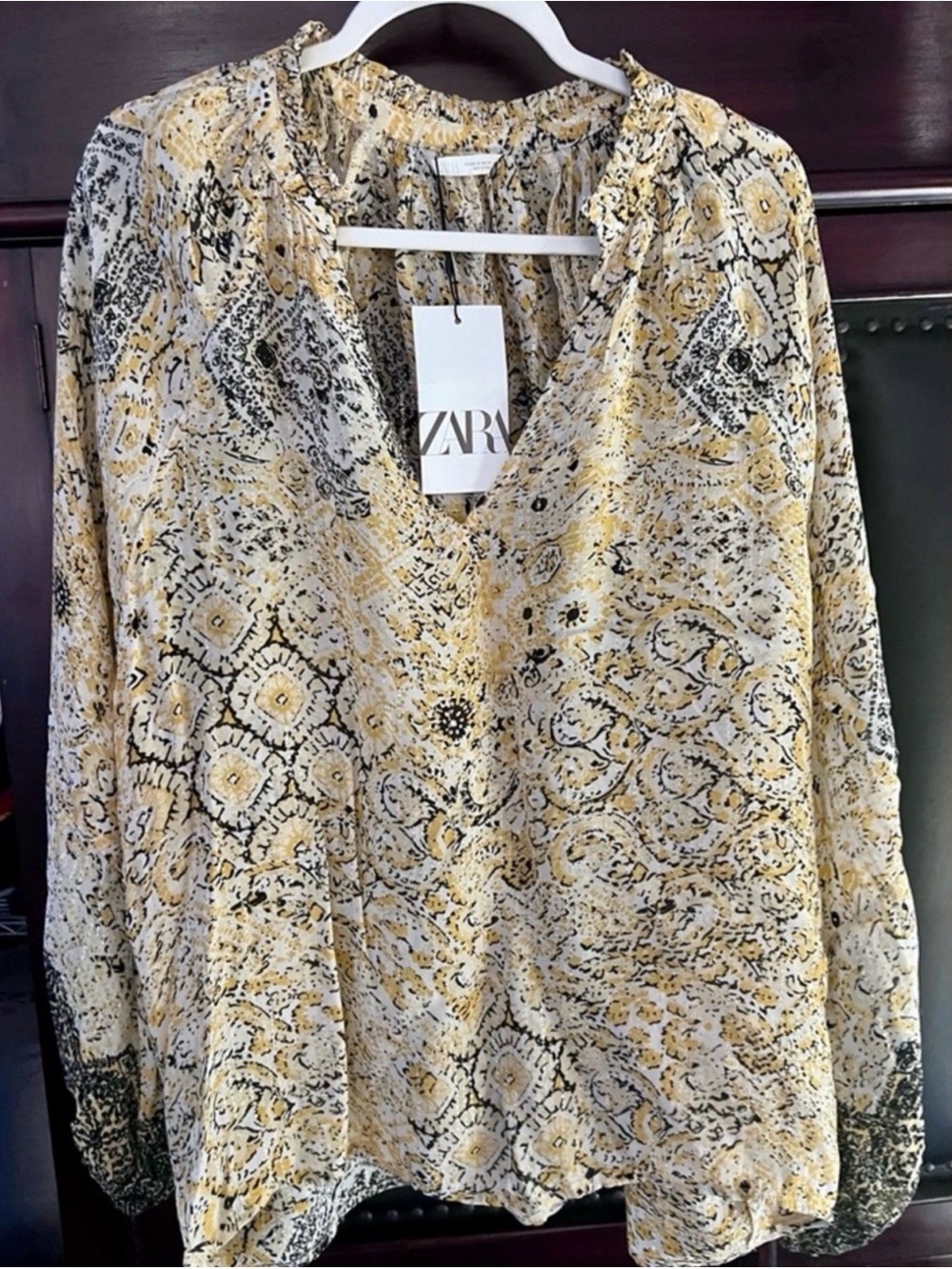 AbsolutelyStunning Zara gold metallic Round neck blouse V-neck long puff sleeves
